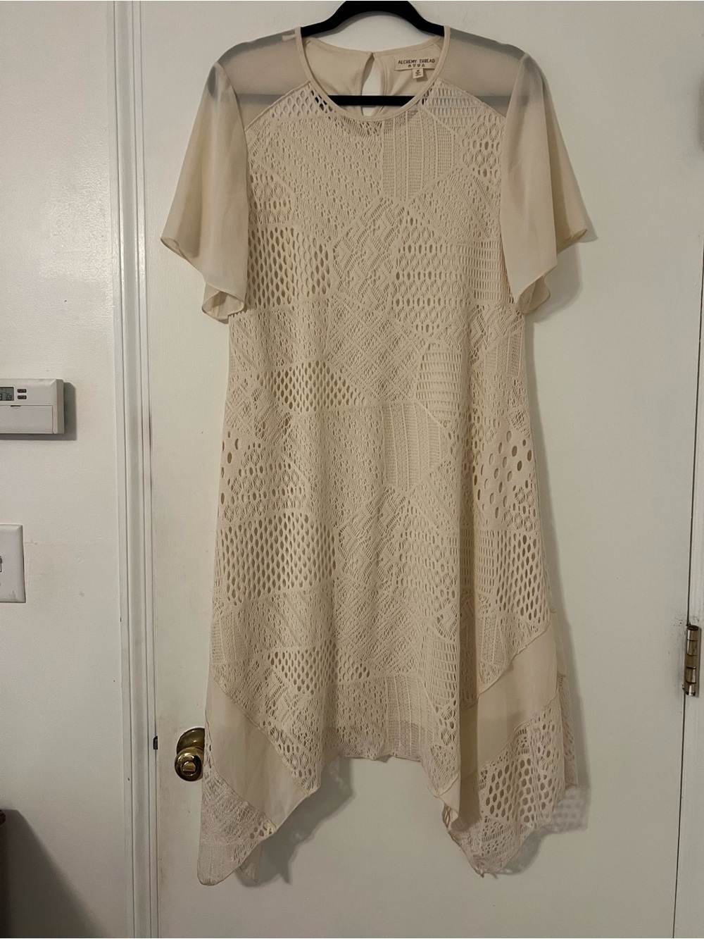 Alchemy Threads Modern Crochet Asymmetrical Hem Dress in Cream size M (Z138)